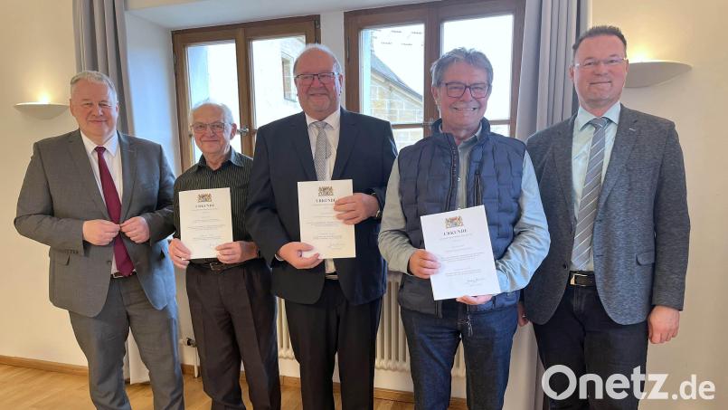 Landrat Richard Reisinger (von links) händigte die Kommunale Dankurkunde an Georg Reis, Manfred Braun und Alois Siegert aus. Bürgermeister Florian Junkes gratulierte. Bild: Christine Hollederer, Landkreis Amberg-Sulzbach