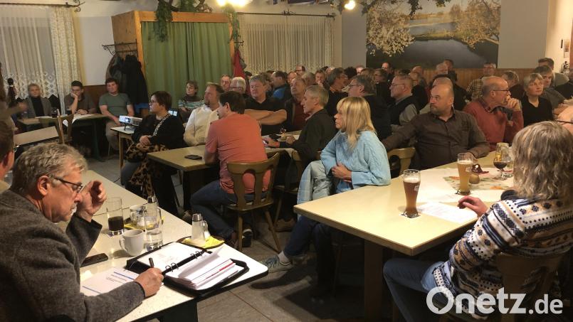 Das Interesse an der Informationsveranstaltung in Sachen Windkraft war groß. Den Saal des Gasthofes "Bayerischer Hof" füllten 100 Zuhörer. Bild: wro