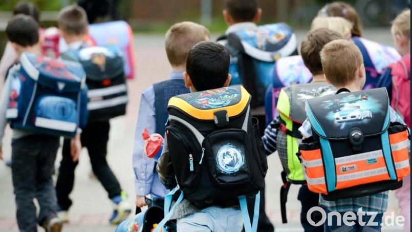 Grundschüler auf dem Weg in den Unterricht. Seit 2009 hat jedes Kind das Recht, eine Regelschule zu besuchen. &quot;Es geht nicht mehr darum, ob das möglich ist, sondern darum, wie wir es möglich machen“, betont Pädagoge Peter Grosser aus Oberviechtach. Symbolbild: Peter Steffen/dpa