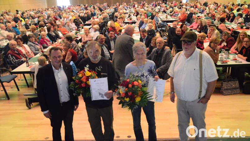 Seniorennachmittag in der Max-Reger-Halle mit Iris Meixner und Wilhelm Striegl, den beiden Ehrenpreisträgern der Stadt Weiden. Bild: Kunz