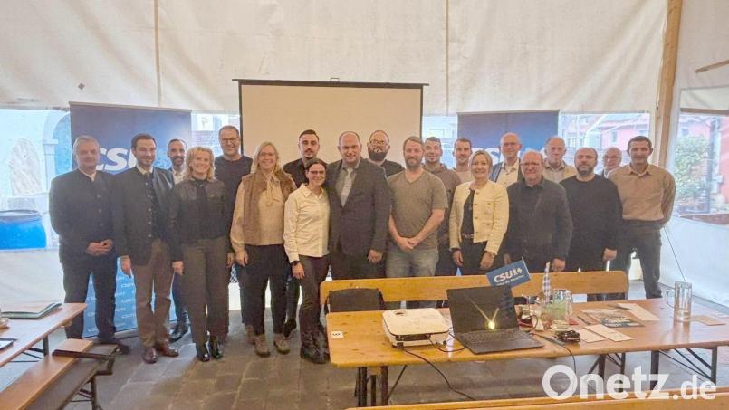 Der Eslarner Bürgermeisterkandidat Thomas Kleber mit Ehefrau Nicole (Bildmitte) sowie den Gemeinderats-kandidaten und Ehrengästen aus der Politik. Bild: gz