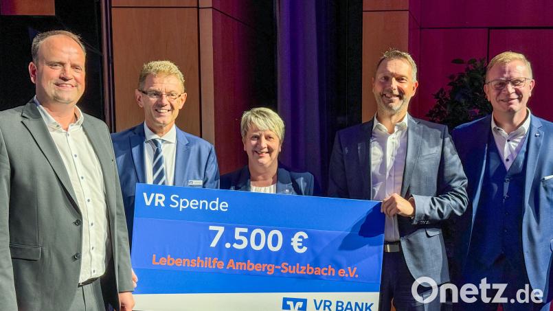 Bei der Spendenübergabe waren vertreten (von links): Frank Sperber von Elasto, Andreas Reindl von der VR Bank, Katrin Panek, Bernhard Vahle von der Lebenshilfe und Martin Sachsenhauser von der VR Bank. Bild: Petra Hartl