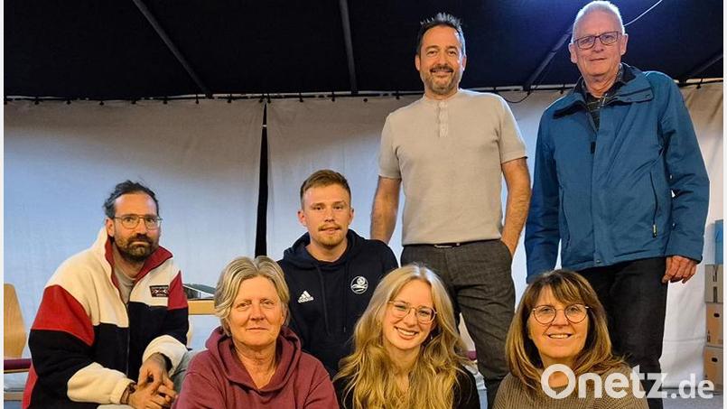 In die glamouröse Welt des Schlagers entführt im November die Theatergruppe Kirchenthumbach die Besucher mit der Komödie „Aber bitte mit Scheidung“. Auf die Premiere des Stücks freuen sich (vorne von links) Sabine Kißler, Raphaela Weber, Gabi Strauß sowie (hinten) Stefan Schober, Sandro Sendlbeck, Peter Eller und Manfred Sendlbeck. Bild: exb; Theatergruppe/Gabi Strauß