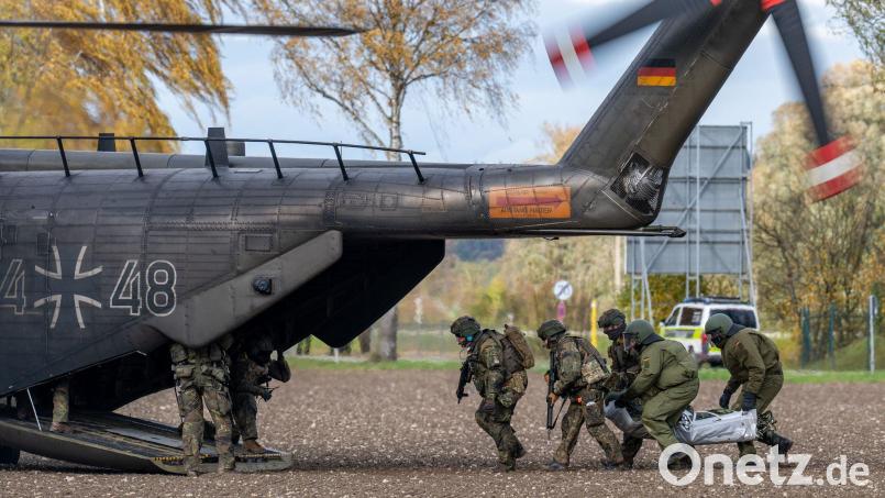 Bei einer Bundeswehr-Übung bringen Soldaten einen von einem Soldaten gespielten Verletzten zu einem Hubschrauber. Bild: Armin Weigel/dpa