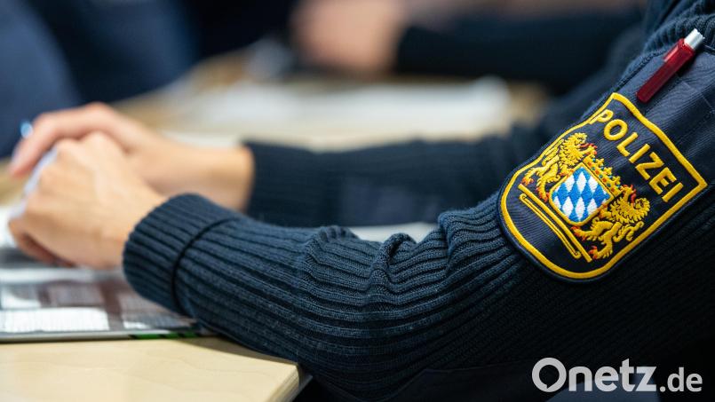 Bei der bayerischen Polizei könnten schon bald 16-Jährige mit ihrer Polizeiausbildung beginnen. Diese Idee wird nun im Landtag diskutiert. Symbolbild: Daniel Karmann/dpa