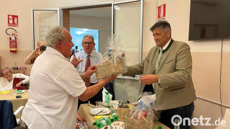 Die Bürgermeister Edgar Knobloch von Grafenwöhr (rechts) und Piero Lunardi von Serravalle Pistoiese tauschen Begrüßungsgeschenke aus. Bild: Johannes Stauber