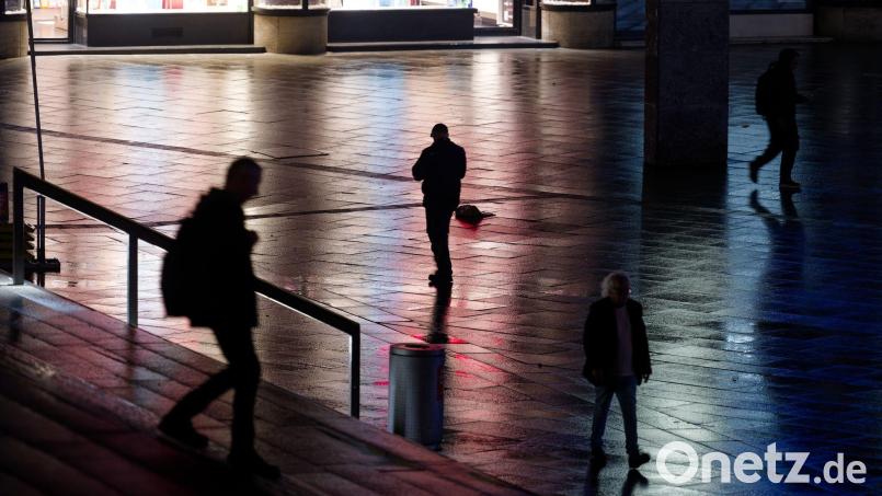 Nicht nur auf der Straße fühlen sich viele Frauen unsicher. (Symbolbild) Bild: Henning Kaiser/dpa