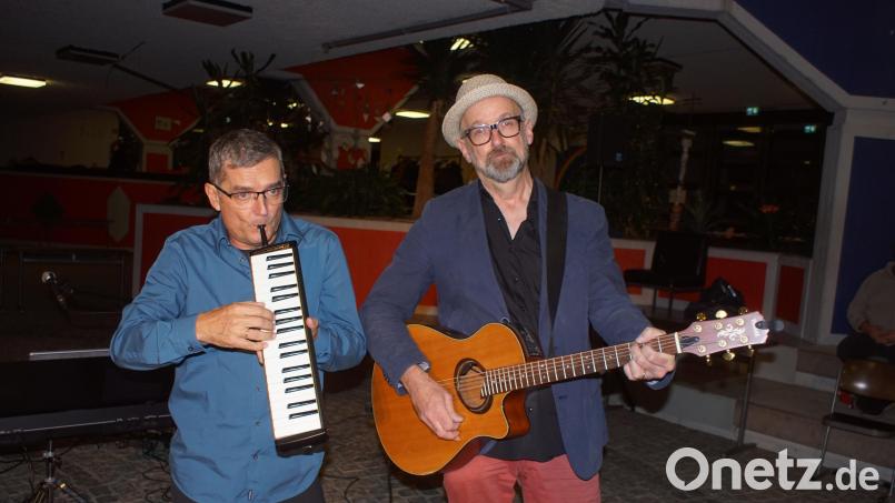 Franz Schuier (links) und Hubert Treml begeisterten in der Aula der Schule die Besucher. Bild: Ludwig Höcherl