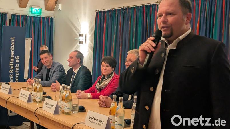 Hubert Schicker (rechts) hat eingeladen und Bayerns Wirtschaftsminister Hubert Aiwanger (Zweiter von links) ist zum Wirtschaftstalk nach Waldsassen gekommen. Mit ihm teilten sich vier Unternehmer und Manager aus der Nordoberpfalz das Podium. Bild: wüw