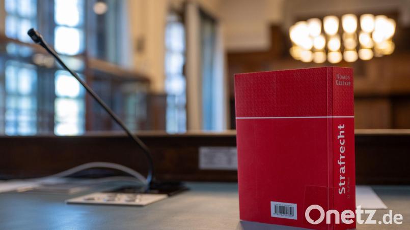 Ein 20-Jähriger musste sich jetzt wegen einer mutmaßlichen Beleidigung vor einem Amberger Jugendrichter verantworten. Symbolbild: Monika Skolimowska/dpa