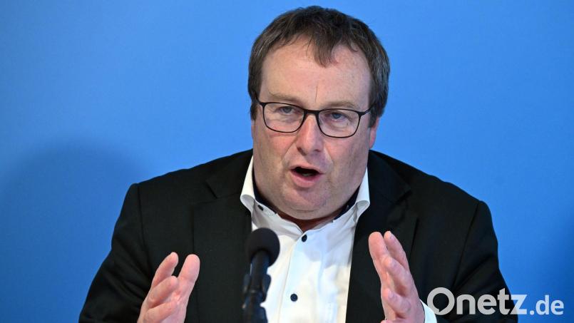 NRW-Verkehrsminister Krischer hat eine Warnung an seinen Amtskollegen im Bund. (Archivbild) Bild: Federico Gambarini/dpa