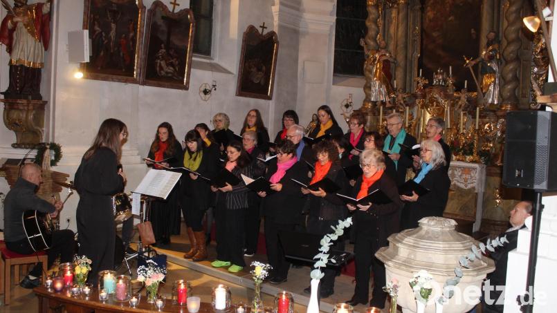 Die Sängerinnen und Sänger der Gruppe &quot;Aufwind&quot; begeisterten die zahlreichen Zuhörer in der Pfarrkirche. Bild: soj