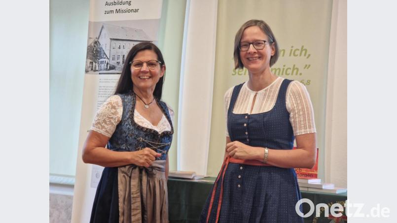 Flierl-Fördervereins-Vorsitzende Gerda Stollner (links) und die Ur-Urenkelin des Missionars Johann Flierl, Susanne Froehlich. Sie ist Romanautorin und Hochschulprofessorin und lebt in Greifswald. Bild: Thomas Dobler