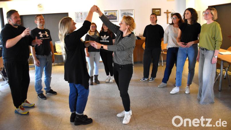 Noch ist Zeit für intensive Proben. Wenn Shalom Amitié ab 15. November auf der Bühne des Pfarrzentrums Wiesau &quot;Es war einmal...alles andes&quot; aufführt, werden auch höfische Tänze gezeigt. Theatermitglied Silke Schuller (vorne rechts Mitte) hat sich eingearbeitet in die Choreographie und zeigt die Schrittfolge und die Bewegungsabläufe. Regisseur und Theaterleiter Bernhard Neumann (links) ist zufrieden. Bild: ubb