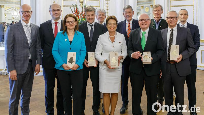 Fünf strahlende neue Botschafter für die Oberpfalz im Kreise der Ehrengäste und Laudatoren: Claudia Donhauser, Marcus Mittermeier, Barbara Wilfurth, Armin Wolf und Prof. Dr. Matthias Mändl Bild: Uwe Moosburger / Oberpfalz Marketing