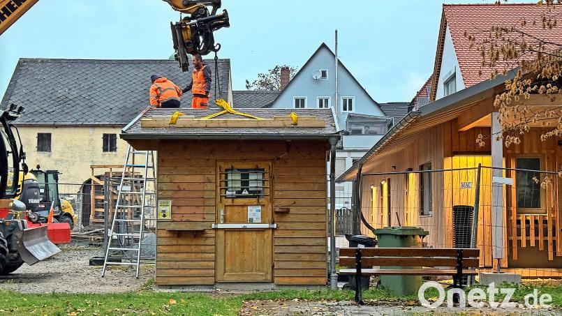 Fast 8 Jahre betrieb Doris Dziumbla ihren Kiosk in dem Holzhäuschen. Vor wenigen Tagen haben die Mitarbeiter des Waldershofer Bauhofs den Kiosk abgebaut. Bild: Matthias Bäumler