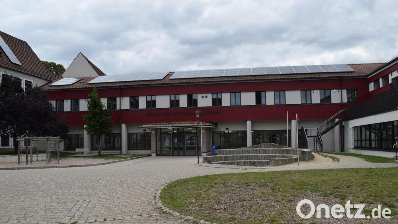 Die PV-Anlage auf der Grund- und Mittelschule in Nabburg aus dem Jahr 2011 ist die erste Anlage der BEMO. Bild: bnr