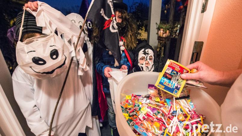 Zu Halloween ziehen viele Kinder von Haustür zu Haustür und freuen sich über süße Sachen. Archivbild: Armin Weigel/dpa/dpa-tmn