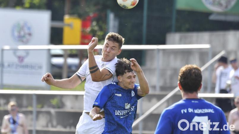 Fabian Vogl (links) und die DJK Gebenbach schossen den Würzburger FV daheim mit 7:0 ab. Archivbild: Hubert Ziegler