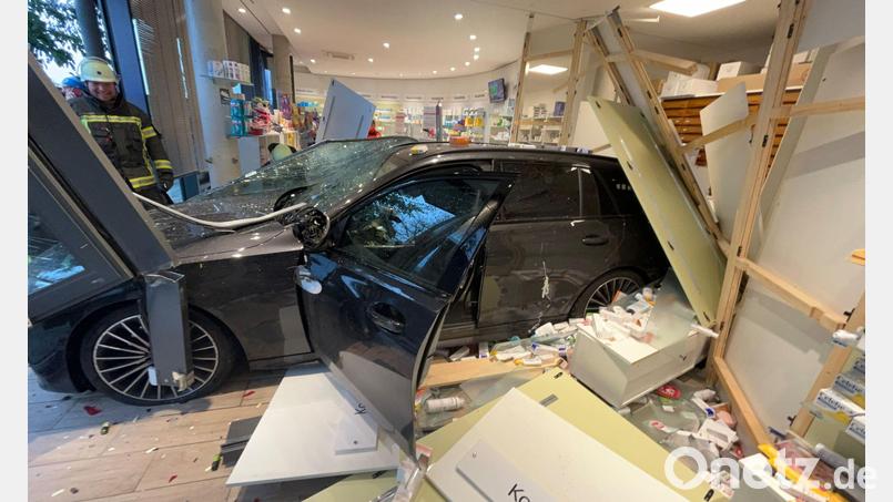 Ein Großteil der Einrichtung der Apotheke wurde bei dem Unfall beschädigt. Bild: -/Polizeiinspektion Rosenheim/dpa