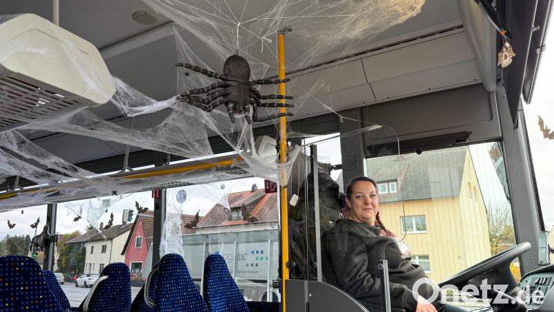Zu Halloween hat Busfahrerin Janine Singer auch in diesem Jahr ihren Bus dekoriert: in ihm bringt sie Schulkinder nach Schnaittenbach und Nabburg. Bild: Petra Hartl