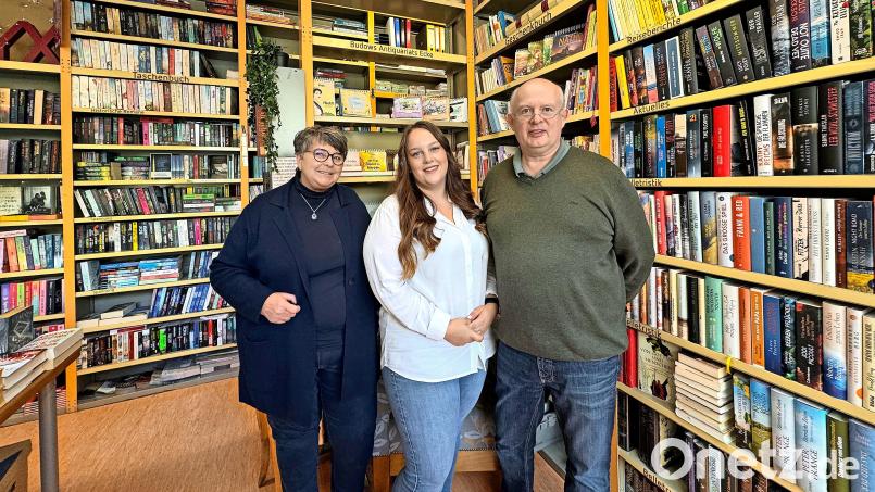 Leonie Haas (Mitte) übernimmt im Januar die Buchhandlung Budow. Während sich Thomas Fischer in den Ruhestand verabschiedet, wird Beate Fischer noch einige Jahre im Laden mitarbeiten. Foto: Matthias Bäumler