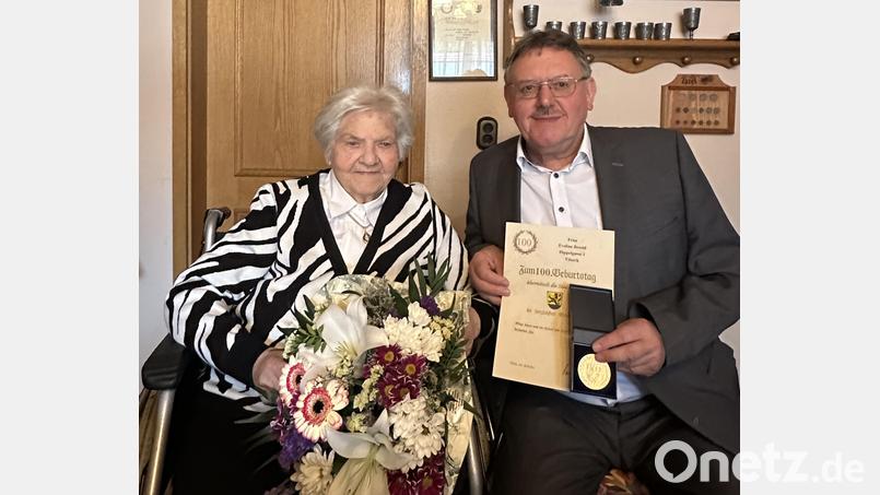 Bürgermeister Hans-Martin Schertl überbringt der Jubilarin Eveline Besold die Glückwünsche zum 100. Geburtstag und überreicht die Landkreismedaille in Gold. Bild: Stefanie Gradl