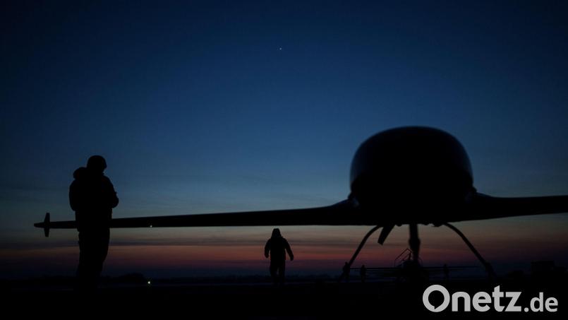 Ukrainische Drohnen fliegen inzwischen weit ins russische Hinterland hinein. (Archivbild) Bild: Evgeniy Maloletka/AP/dpa