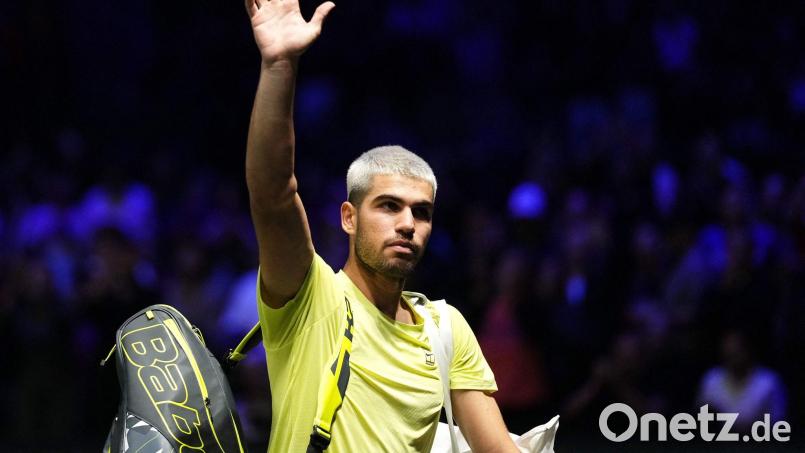 Carlos Alcaraz verabschiedet sich schon nach der zweiten Runde aus Paris. Bild: Dimitar Dilkoff/AFP/dpa