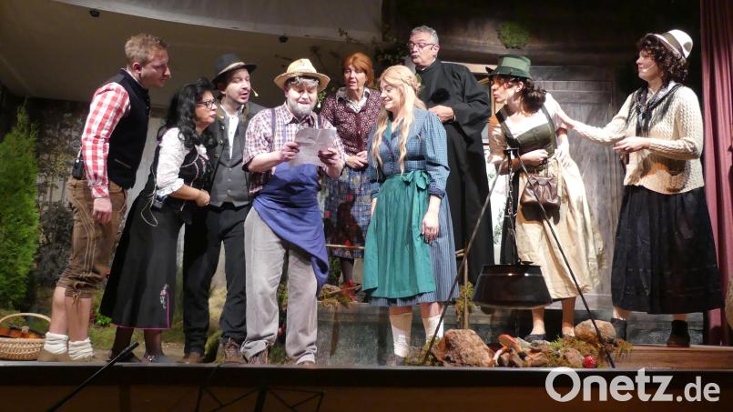 Wie schon beim Stück des letzten Jahres auf der Bühne des Neukirchner Hofes unterhält die Theatergruppe ihr Publikum heuer mit der Komödie „Waidmannsheil, Herr Doktor“. Bild: rtw