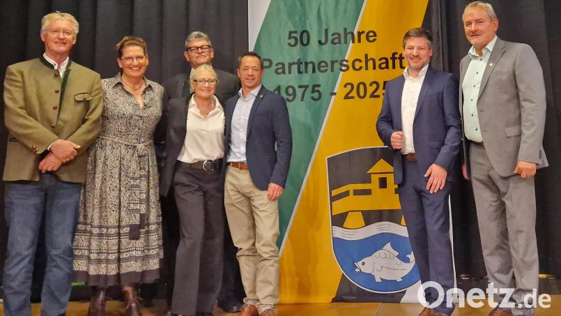 Sie verkörpern die Partnerschaft in politischer Hinsicht: (von links) Karlheinz Dausch (3. Bürgermeister Schwarzenfeld), Romana Vehovec-Huhs (Vizebürgermeisterin Straß), Gabi Wittleben (2. Bürgermeisterin Schwarzenfeld), Josef Rauscher (Gemeindevorstandsmitglied Straß), Werner Grassl (Gemeindekassier Straß), Peter Neumeier (Bürgermeister Schwarzenfeld) Johann Lappi (Bürgermeister Straß) Bild: mab