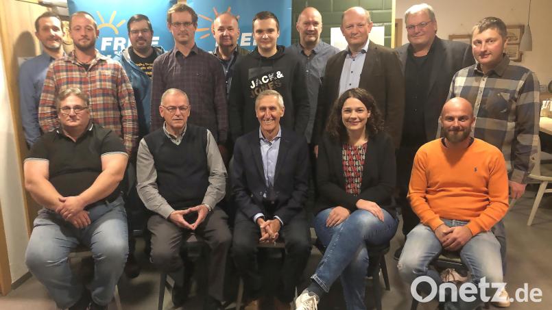 Die FW-Kandidaten für die Kommunalwahl 2026 mit dem Vorsitzenden Markus Schäffler, (vordere Reihe, 3. von links) der sich auch für das Amt des Bürgermeisters in Wiesau bewirbt. Bild: wro