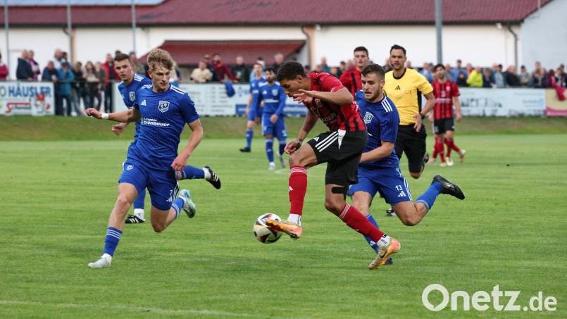 Die Abwehr des SV Etzenricht ist in dieser Szene hellwach und stoppt Jamal Dubois vom SC Luhe-Wildenau. Nach dem 0:3 im Vorrundenspiel wollen die Etzenrichter diesmal im Derby Zählbares erreichen. Anstoß ist Sonntagvormittag um 11 Uhr. Archivbild: Dieter Jäschke
