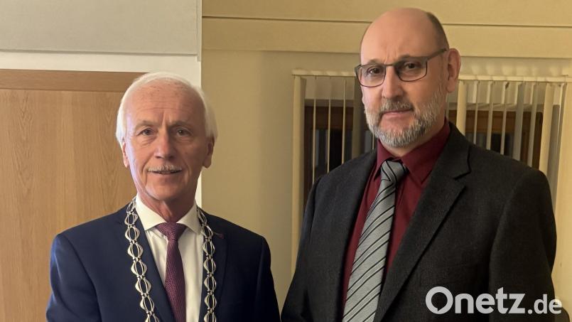 Bürgermeister Peter König (links) bei der Vereidigung des neuen Gemeinderates Anton Buschette. Bild: exa