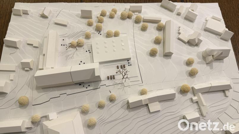 Das Modell zeigt den Gewinner-Entwurf des Architekturbüros Dasch, Zürn und Partner aus Stuttgart und des Landschaftsarchitekten Stefan Huber aus München für die Neugestaltung des Schulareals sowie der benachbarten Fläche zwischen der Markus-Gottwald-Schule und der Bergkirche in Eschenbach. Bild: Gabi Schönberger