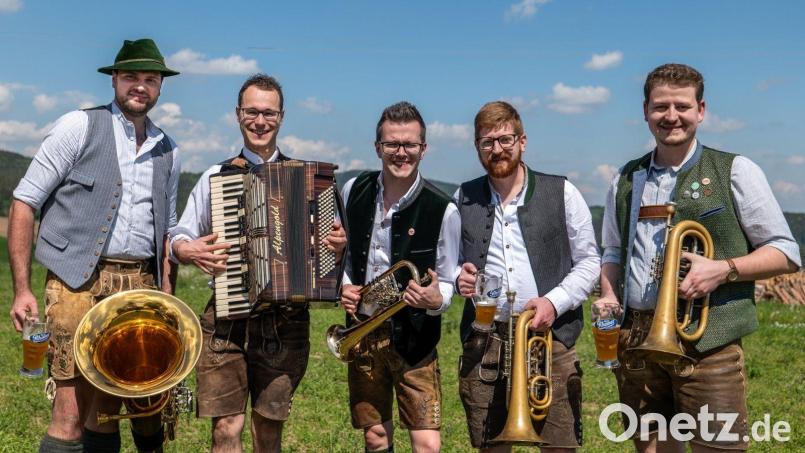 Die Rüscherl Muse aus Pleystein spielt seit zehn Jahren schwungvolle Tanzlmusik aus der Oberpfalz. Bild: Rüscherl Muse/exb