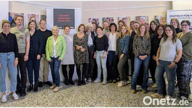 Die AK-Mitglieder mit der Referentin Elisabeth Mützel (dritte von links) und der Leiterin Helga Forster (fünfte von links) Bild: Jasmin Müller
