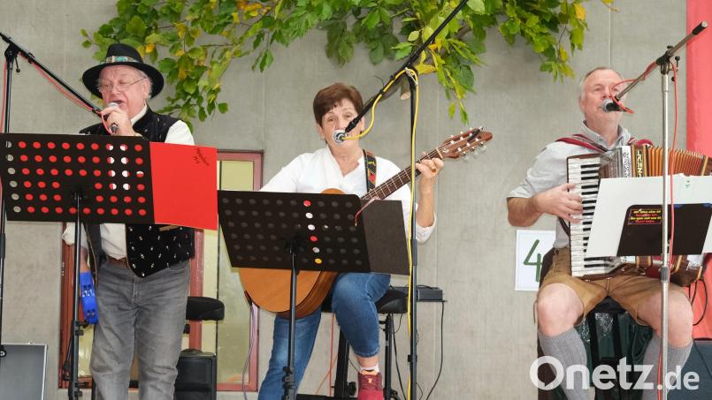 Die Musiker Birgit Birk und Hans-Dieter Stier aus Regenstauf, besser bekannt unter ihrem Künstlernamen „I und Sie“, verstärkten sich mit dem Musikerkollegen Reinhold Koller (rechts) und unterhielten die Gäste mit alten Volksliedern zum Mitsingen. Bild: Hirsch