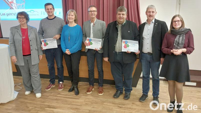 Eine engagierte Gruppe, die sich offen zeigt für neue Wege und eine gemeinsam Zukunft gestaltet (von links): Dr. Heike Glatzel (Geschäftsführerin der Konzeptagentur Futour), Roman Berr (Bürgermeister Etzelwang), Brigitte Bachmann (Bürgermeisterin Birgland), Peter Achatzi (Bürgermeister Neukirchen), Dieter Dehling (Bürgermeister Illschwang), Reiner Pickel (Bürgermeister Weigendorf) und Carina Steger (Projektleiterin). Bild: mfh