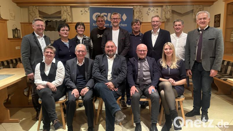 Bei der Nominierungsversammlung von links: Kreisvorsitzender Tobias Reiss, in der Mitte die Kandidaten zur Kommunalwahl 2026 von der CSU und rechts Landrat Roland Grillmeier Bild: exa