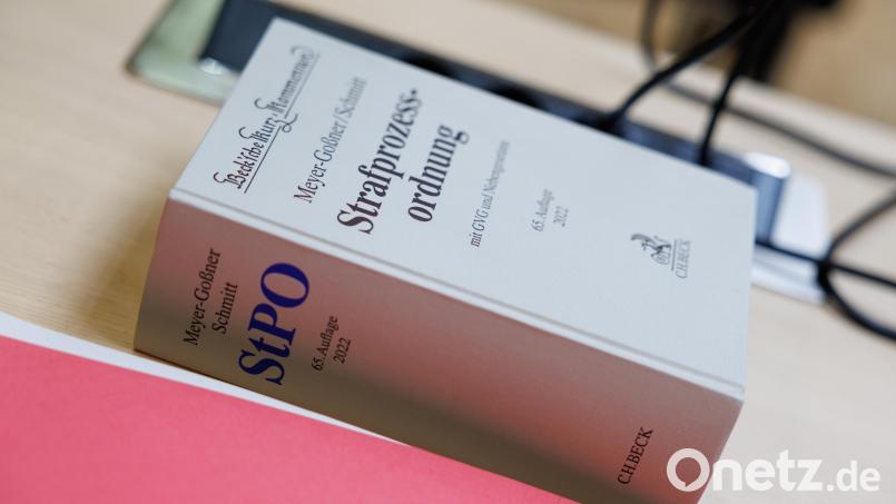 Eine Ausgabe eine Kommentars zur Strafprozessordnung (StPO) liegt in einem Gerichtssaal. Vor dem Landgericht Amberg wird gegen einen Mann verhandelt, der Menschen nach Deutschland geschleust haben soll. Symbolbild: Friso Gentsch/dpa
