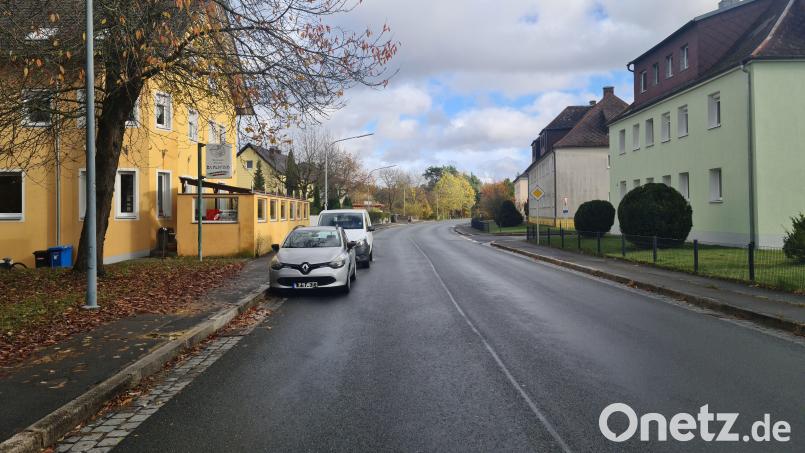 Die parkenden Autos entlang der Neuen Amberger Straße im Grafenwöhrer Ortsteil Geismannskeller dienen als Geschwindigkeitsbegrenzung. Deshalb lehnte das Landratsamt ein Parkverbot hier ab. Bild: sne