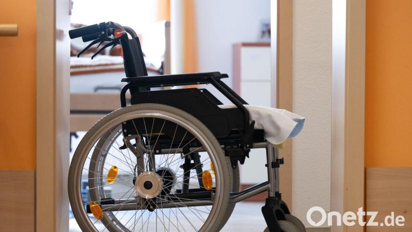 Eine 92-Jährige sitzt im Rollstuhl und wird aus einer Arztpraxis gefahren. Die Pflegerin stürzt mit dem Rollstuhl die Treppe hinunter. Der Sturz endet tödlich für die alte Frau. Symbolbild: Sebastian Kahnert/dpa