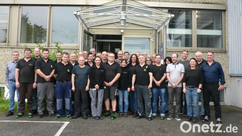 Fast 1000 Jahre Betriebszugehörigkeit bei Kennametal auf einem Gruppenfoto. Ganz rechts Betriebsratsvorsitzender Wolfgang Zirwick, links Werkleiter Armin Zimmermann. Bild: Helga Mark