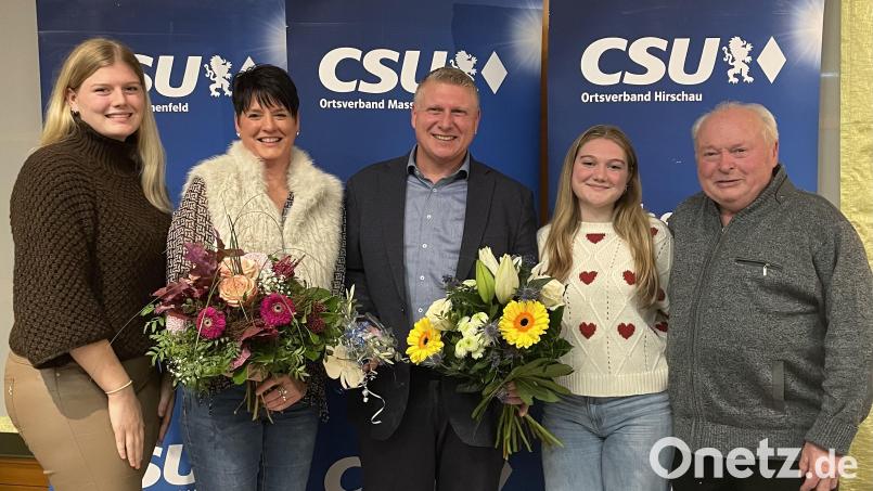 Martin Merkl zusammen mit Ehefrau, seinen beiden Töchtern und dem Vater: Alle waren nach der Nominierung voller Freude und emotional bewegt. Nicht nur auf seine Partei, sondern auch auf den Rückhalt seiner Familie kann sich der Bürgermeisterkandidat zu 100 Prozent verlassen Bild: Gerhard Krones