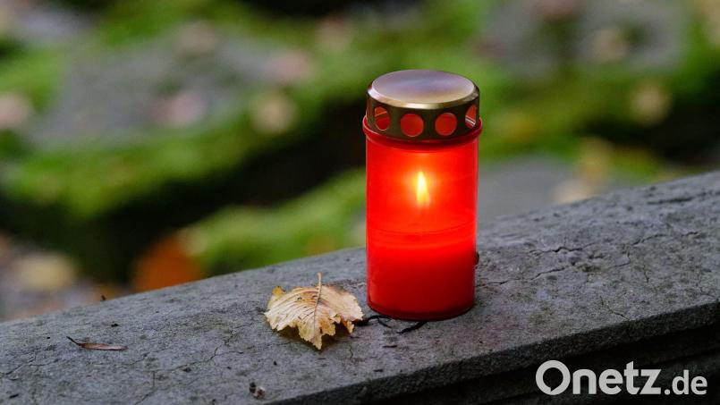 Ein Grablicht leuchtet an Allerheiligen an einem Grab. Mit dem Hochfest der katholischen Kirche und dem folgenden Allerseelentag ist das Gedenken an die Verstorbenen eng verbunden. Bild: Henning Kaiser/dpa