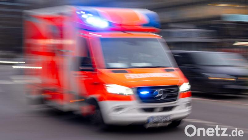 Der Fahrradfahrer wurde im Anschluss im Krankenhaus versorgt. (Symbolbild) Bild: Monika Skolimowska/dpa