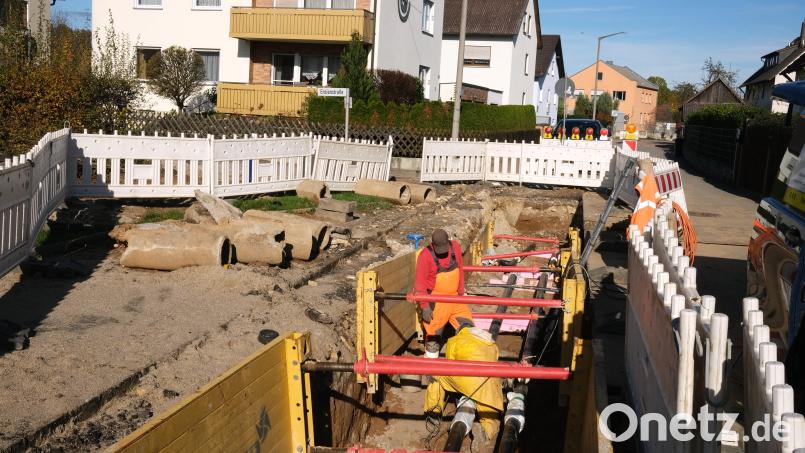 Blick in die Schlesierstraße in Schwandorf-Ettmannsdorf: Dort verlegt die Städtische Fernwärme derzeit neue Leitungen und schließt die Anlieger an das Fernwärmenetz an. Bild: Hirsch