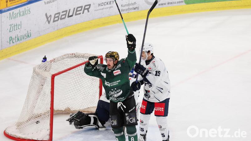 Bietigheims Jack Dugan (vorne) ist derzeit der Top-Scorer der DEL2. Auch gegen die Blue Devils Weiden jubelte er mehrfach. Bild: Alexander Keppler