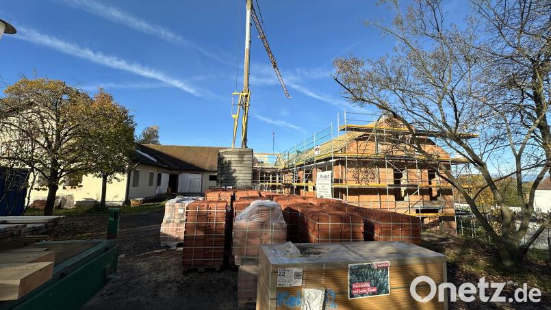 Die Ziegel für die Dacheindeckung des neune Anbaus wurden bereits geliefert und der Kindergarten kann die nächsten Tage winterfest gemacht werden. Links das bestehende Gebäude, das kernsaniert wird. Bild: Stefanie Gradl